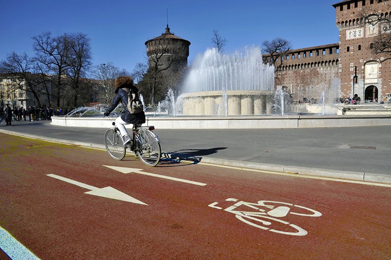 Milano sperimenta piste ciclabili 